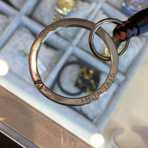 Givenchy Embossed Crocodile Ss2020 Triangle Collar Pouch Gray Leather Wristlet - Picture 11 of 11